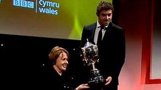 Baroness Tanni Grey-Thompson presents Leigh Halfpenny with the award