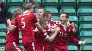 Aberdeen celebrate at Celtic Park