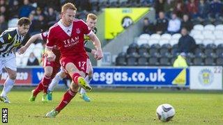 Adam Rooney scores his third goal in four games for Aberdeen