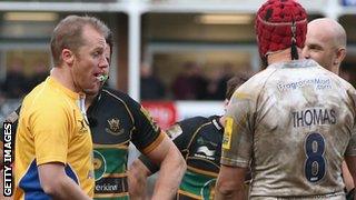 Referee Wayne Barnes dismisses Worcester captain Jonathan Thomas