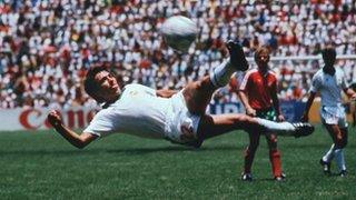 Manuel Negrete scores against Bulgaria