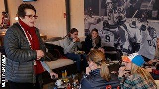 Billie-Jean King visits the US team in Sochi