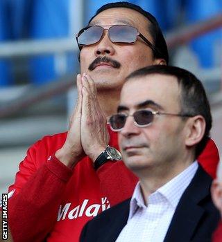 Cardiff owner Vincent Tan prays head of the game against Fulham