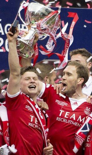 Aberdeen players celebrating with the Scottish League Cup