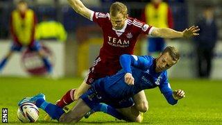 Marley Watkins and Mark Reynold battle for the ball