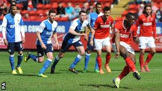 Marvin Sordell misses a penalty with Charlton 1-0 down