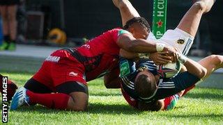 Munster's Simon Zebo scores