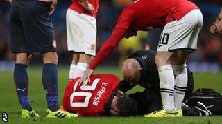 Van Persie lies injured after being hurt against Olympiacos