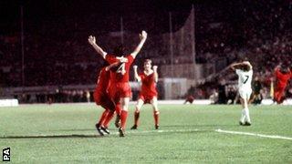 Liverpool's Tommy Smith celebrates scoring his team's second goal with Jones and Jimmy Case