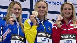 Lowe poses with silver medal and other medal winners