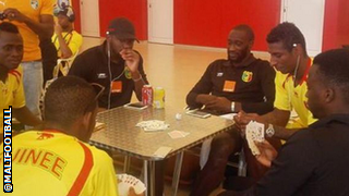 Mali and Guinea players playing cards