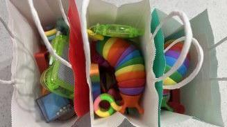 Llun o'r teganau sydd wedi eu cynnwys ym magiau synhwyraidd Noa