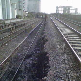 Mae pum tunnell o bridd wedi cwympo