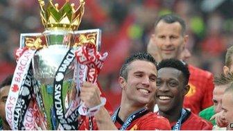 Robin van Persie lifts the Premier League trophy