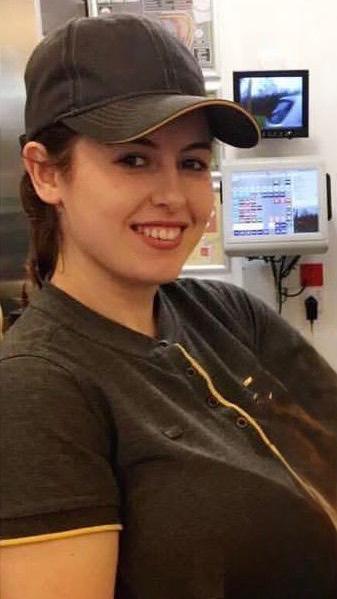 Lucy Wall yn iwnifform McDonald's