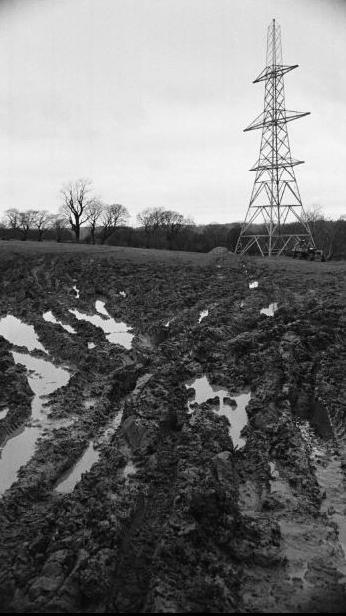 Peilon yn cario trydan o atomfa Wylfa yn 1966