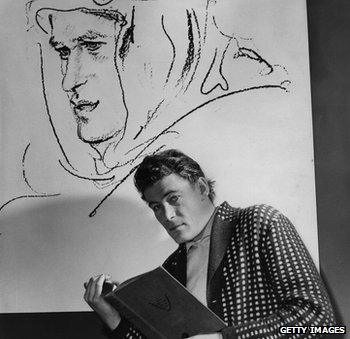 Peter O'Toole studying for his roile in Lawrence of Arabia