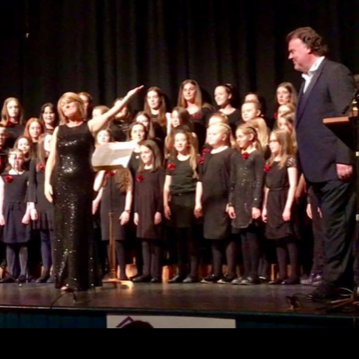 Y fraint o ganu gyda Syr Bryn Terfel yng Ngŵyl Cricieth