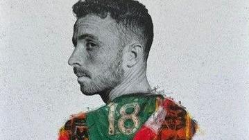 A black and white image of Jota looking back over his shoulder is used on the programme. His shirt has the number 18 on it but is green, red, yellow and white.