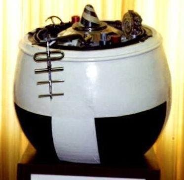 Model of the Venera 8 descent module.