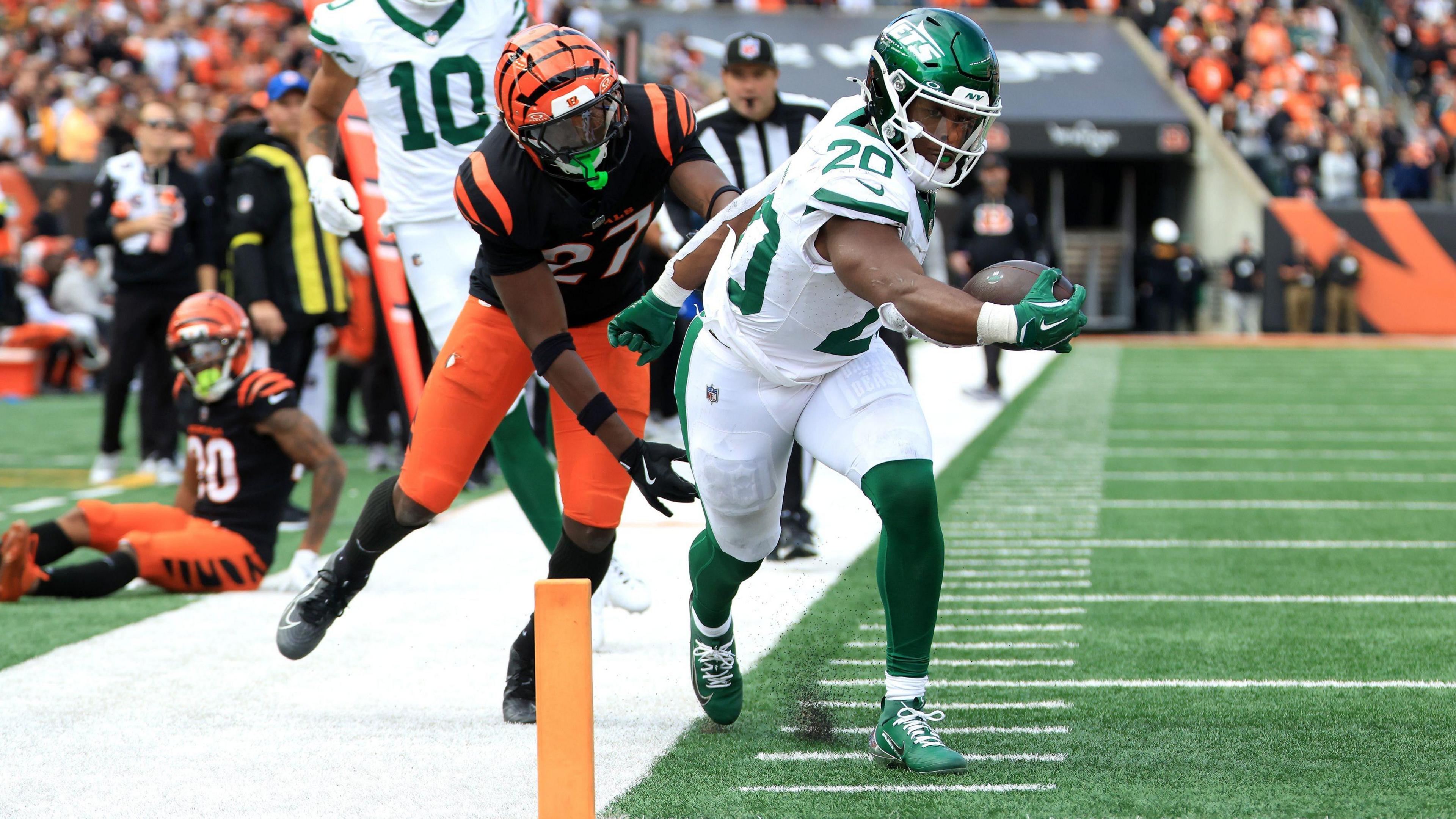 New York Jets running back Breece Hall scores a touchdown in their win over the Cincinnati Bengals