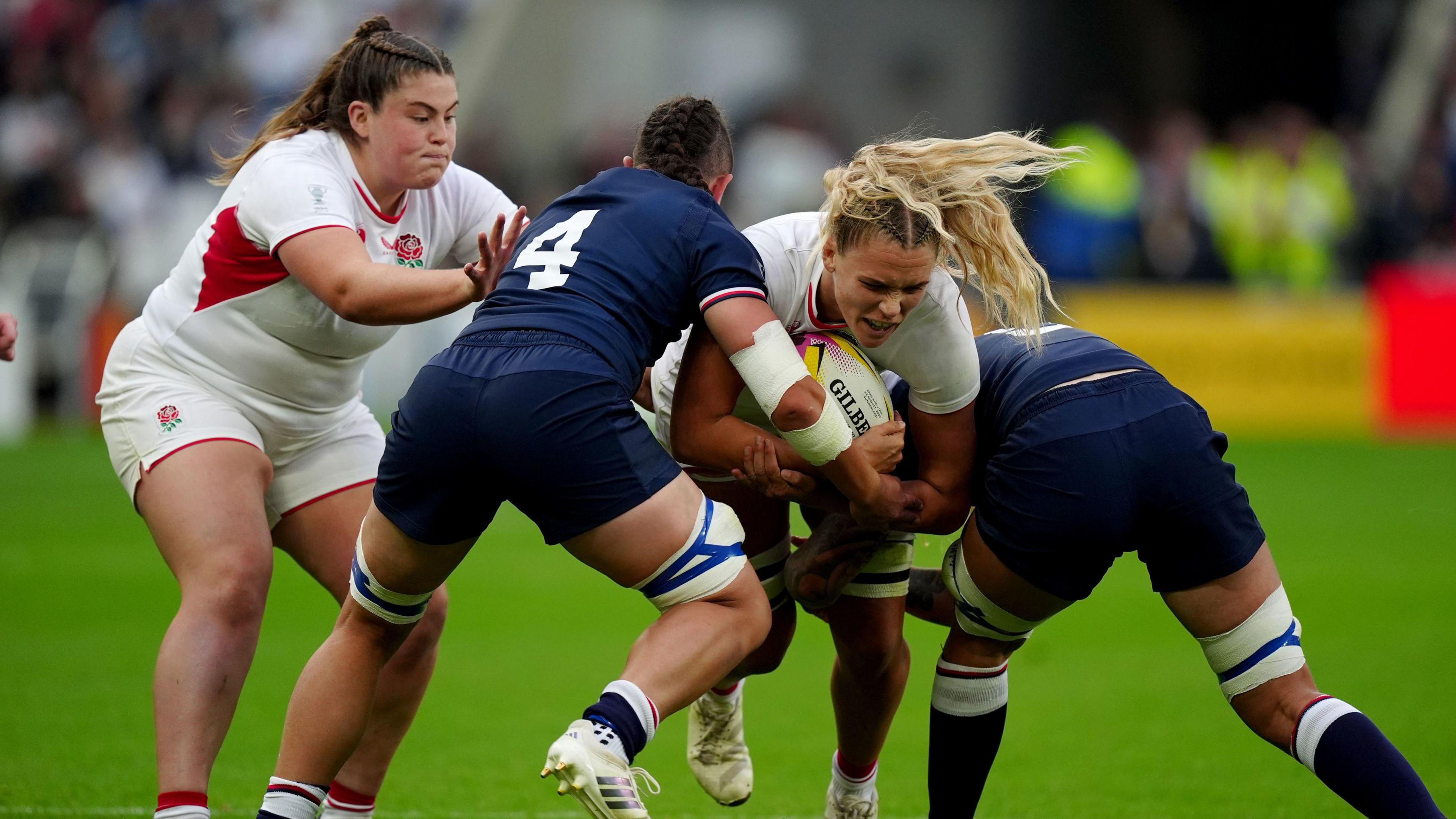 Zoe Aldcroft carries nan ball