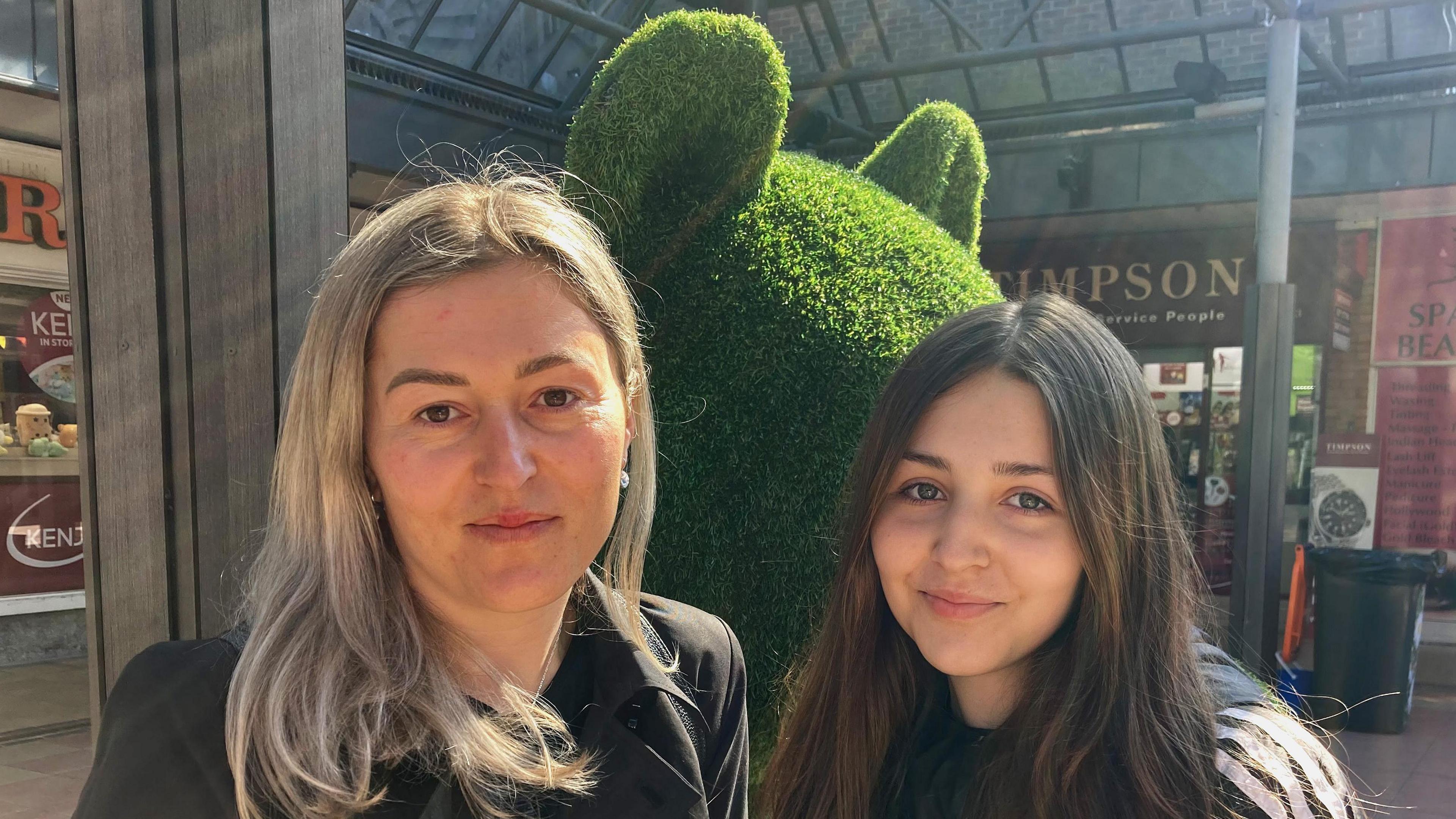 Maria and Raisa Tismanaru by the Hugley statue in Dunsable 