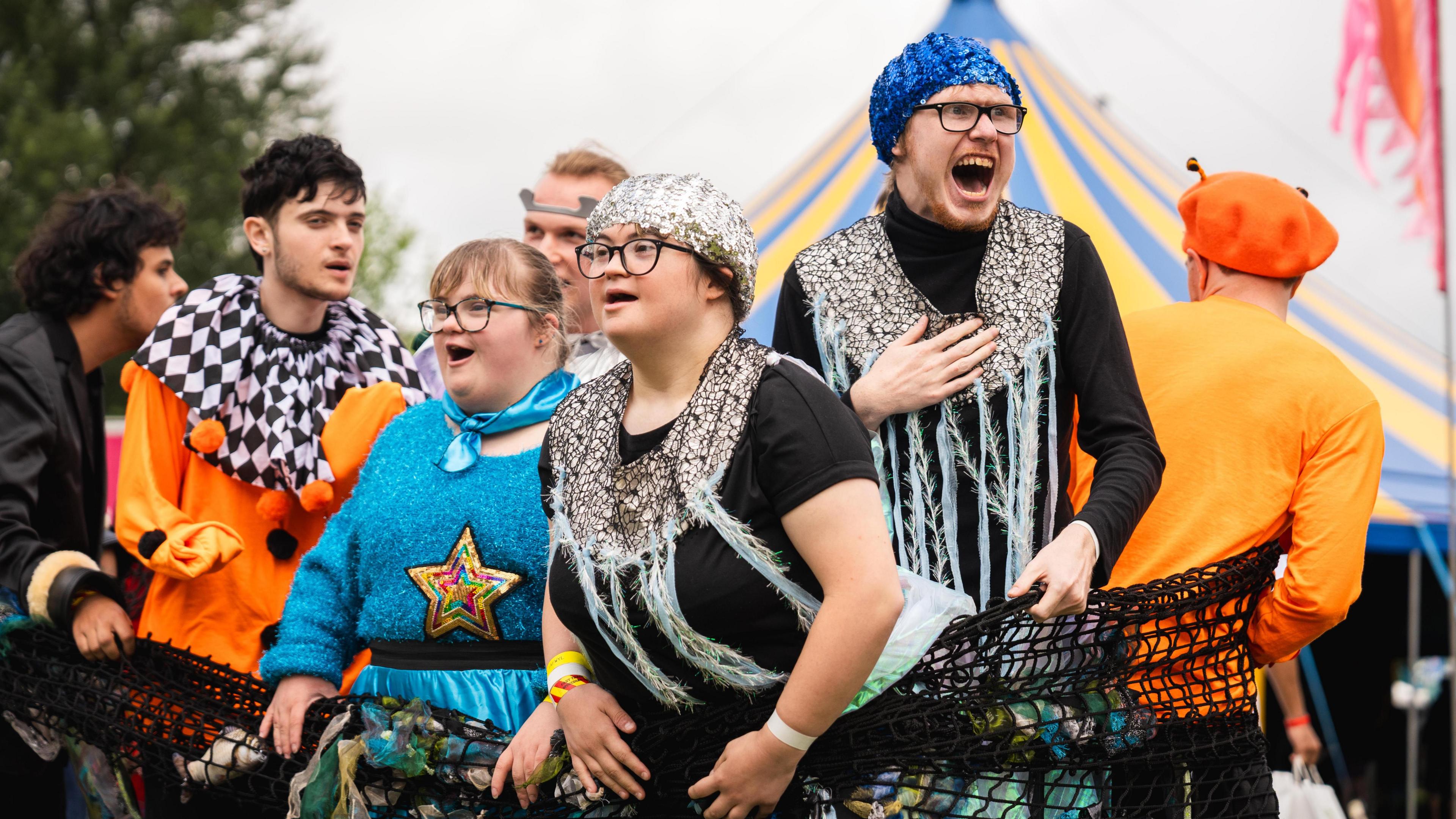 Perfformiadau lliwgar ger y stondinau