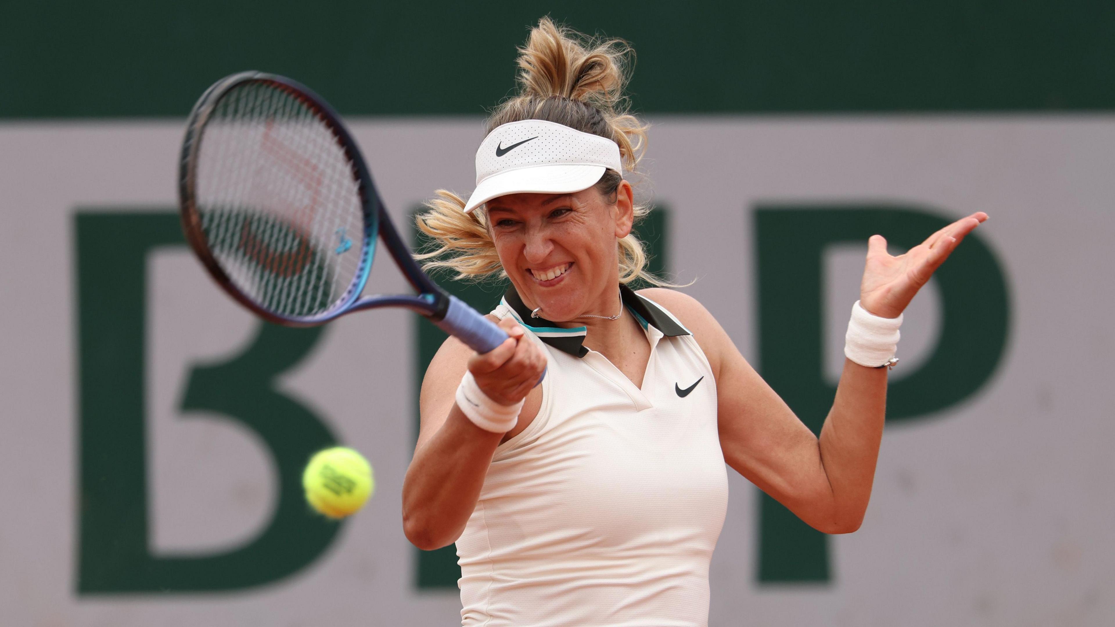 Viktoria Azarenka plays a forehand against Yanina Wickmayer 
