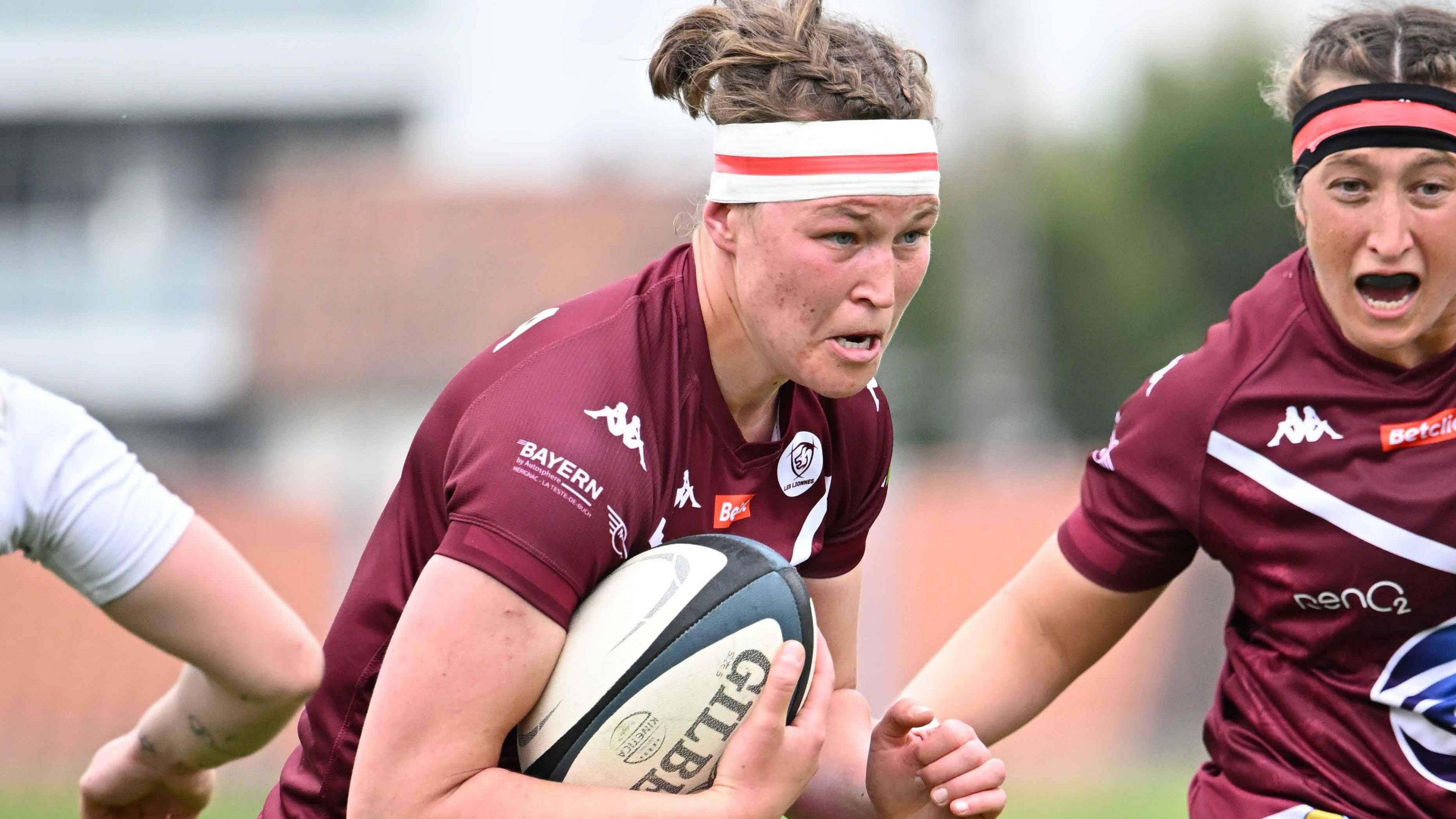 Nora Baltruweit carrying a rugby ball