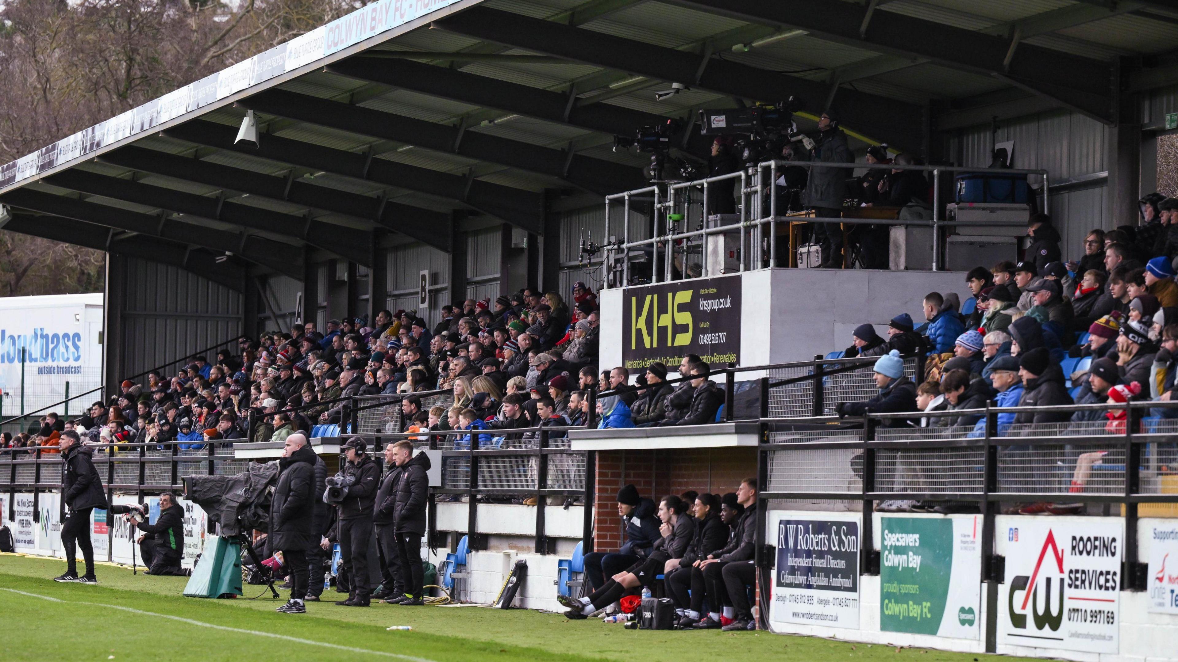 Y dorf yn ystod gêm rhwng Bae Colwyn a'r Fflint