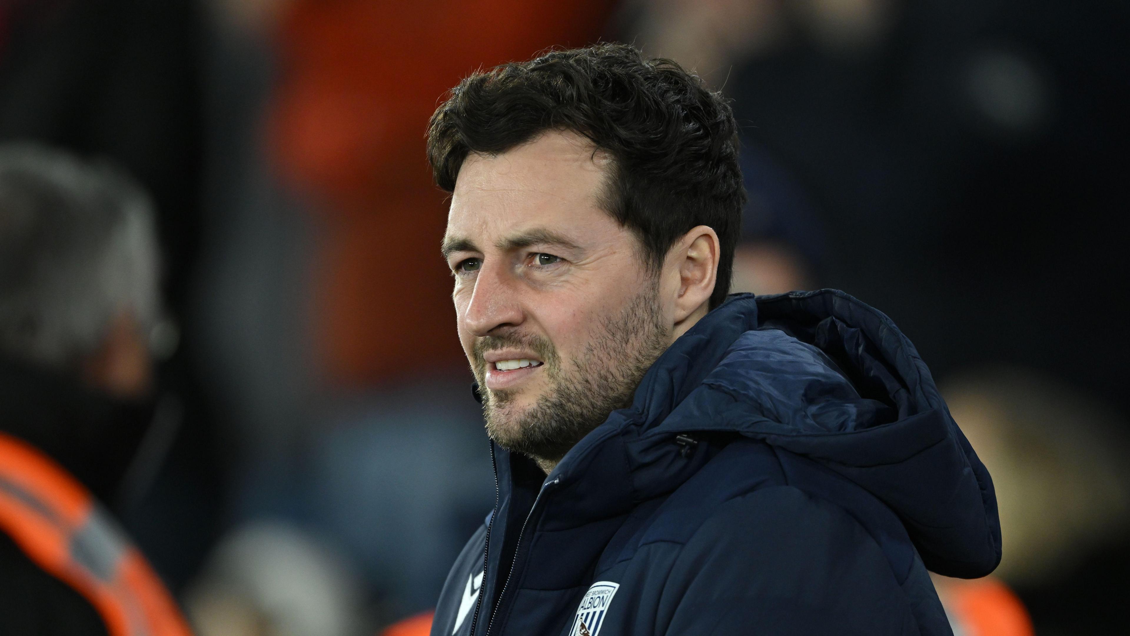 Un primer plano de Ryan Mason con una chaqueta del West Bromwich Albion.