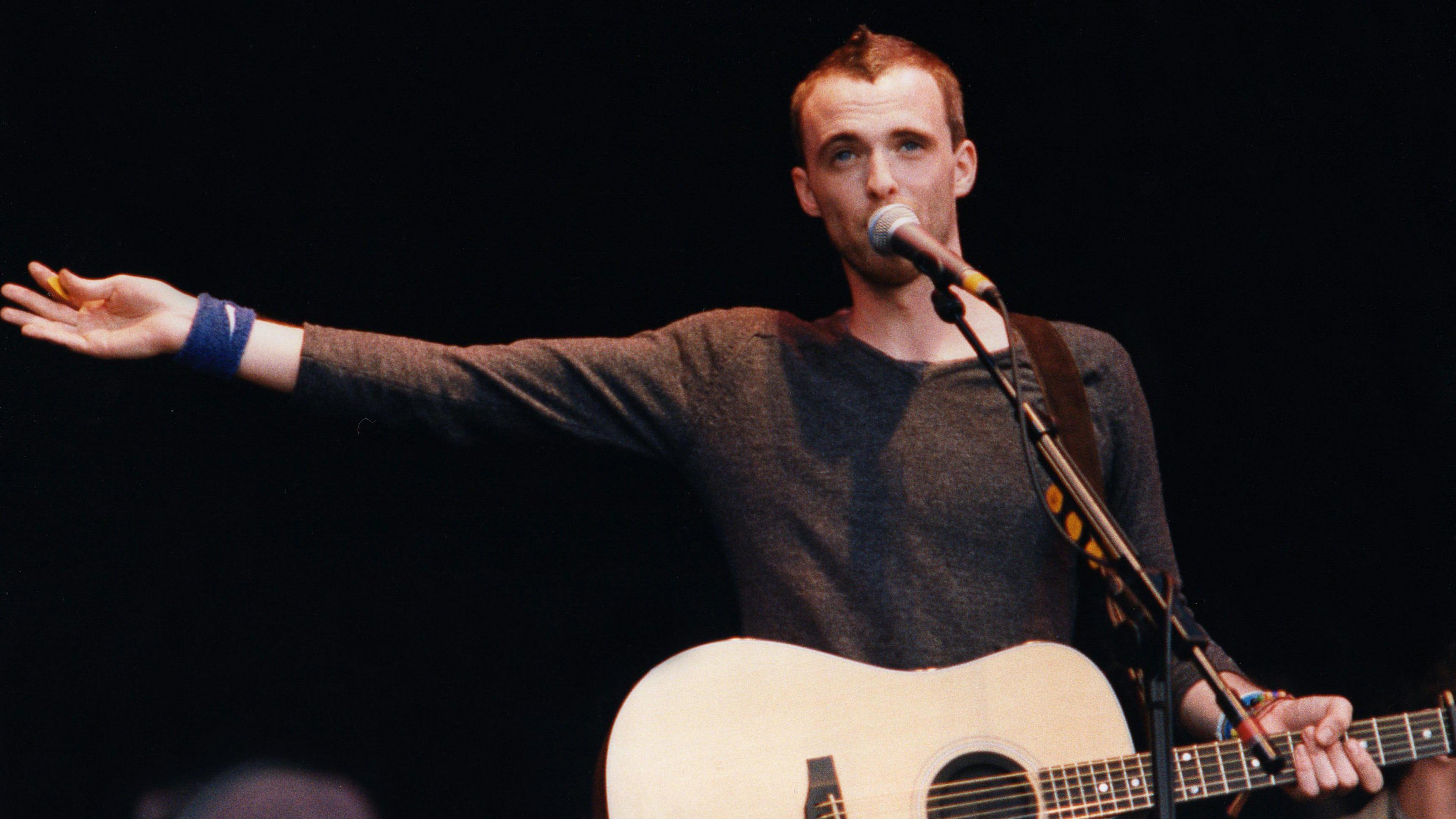 Fran Healy performing during the band's famous set at Glastonbury in 1999