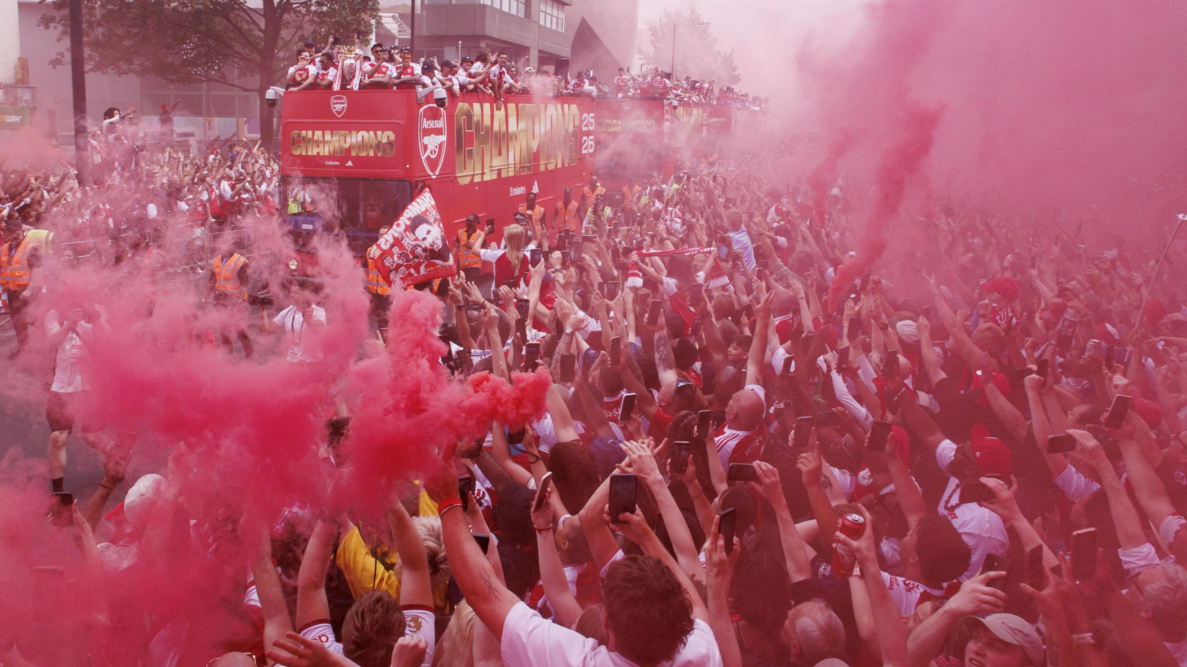 Arsenal Fans Line London Streets In Premier League Victory Parade BBC arsenal-fans-line-london-streets-in-premier-league-victory-parade-bbc