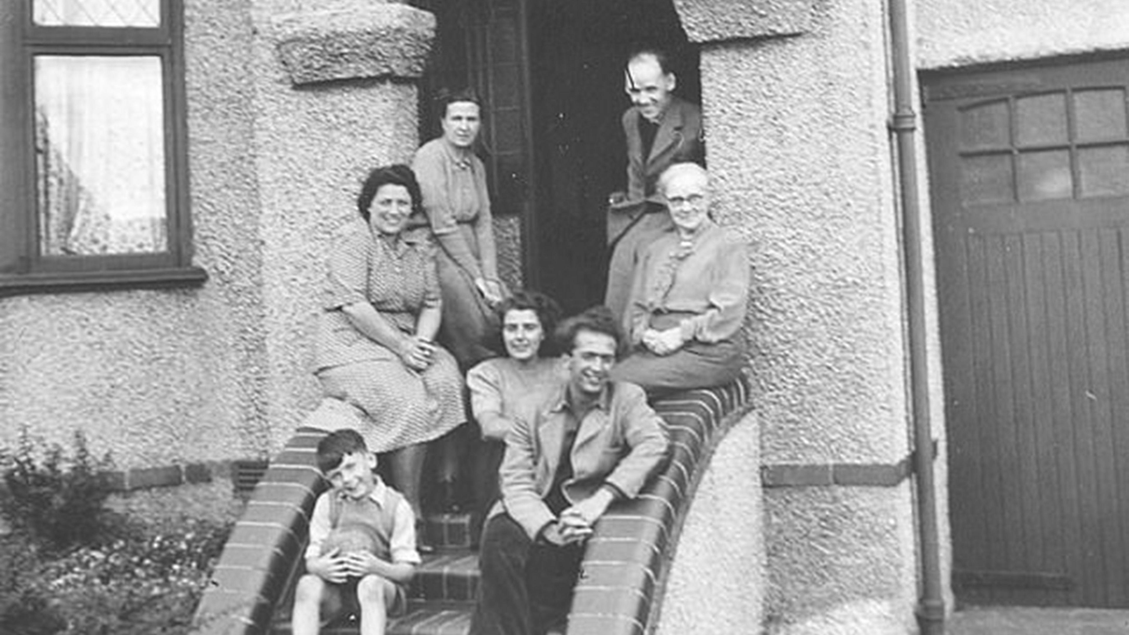 Teulu o flaen y tŷ