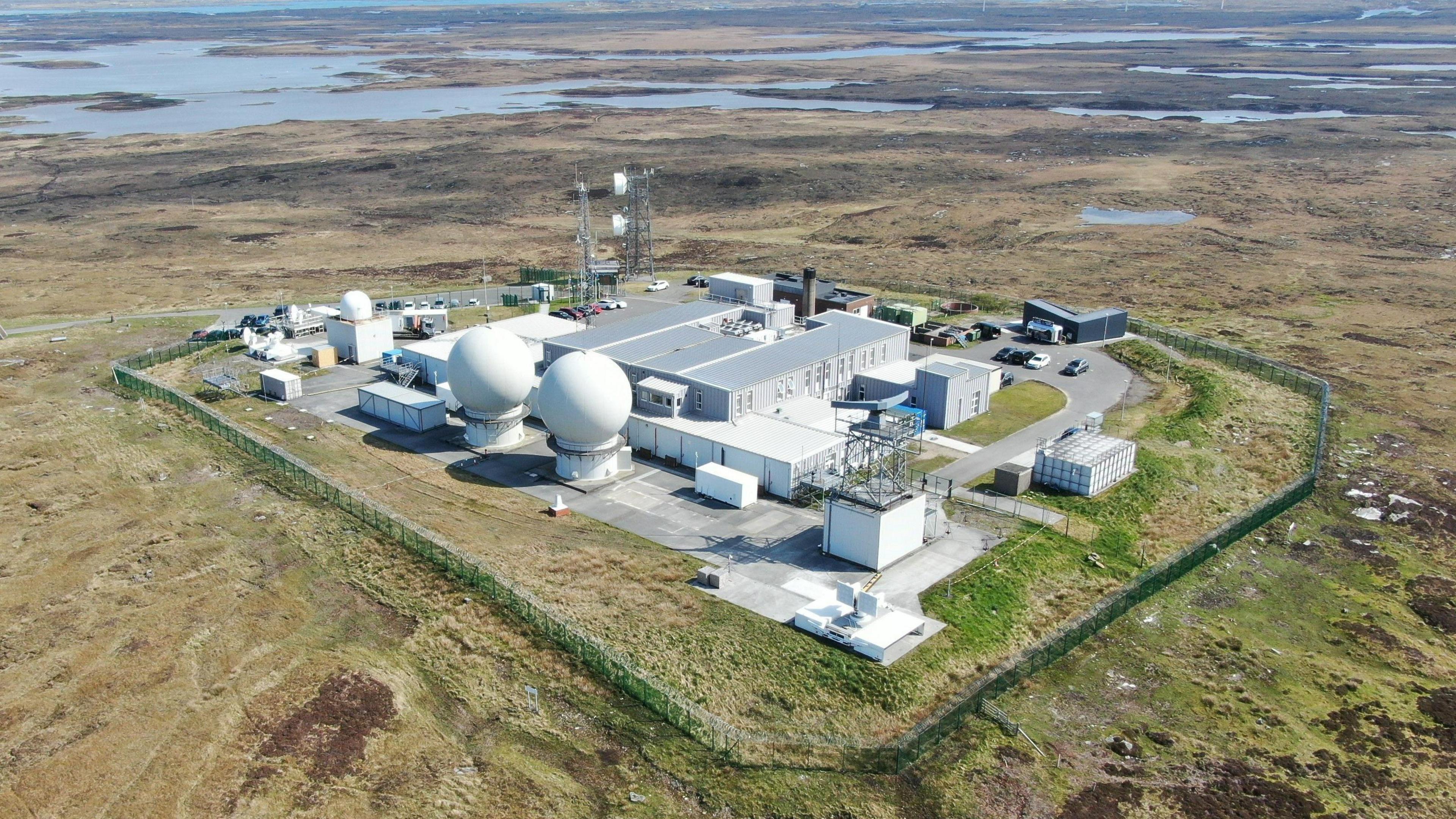 The facility is made up by a number of domes and rectangular buildings. There are also various antenna masts.