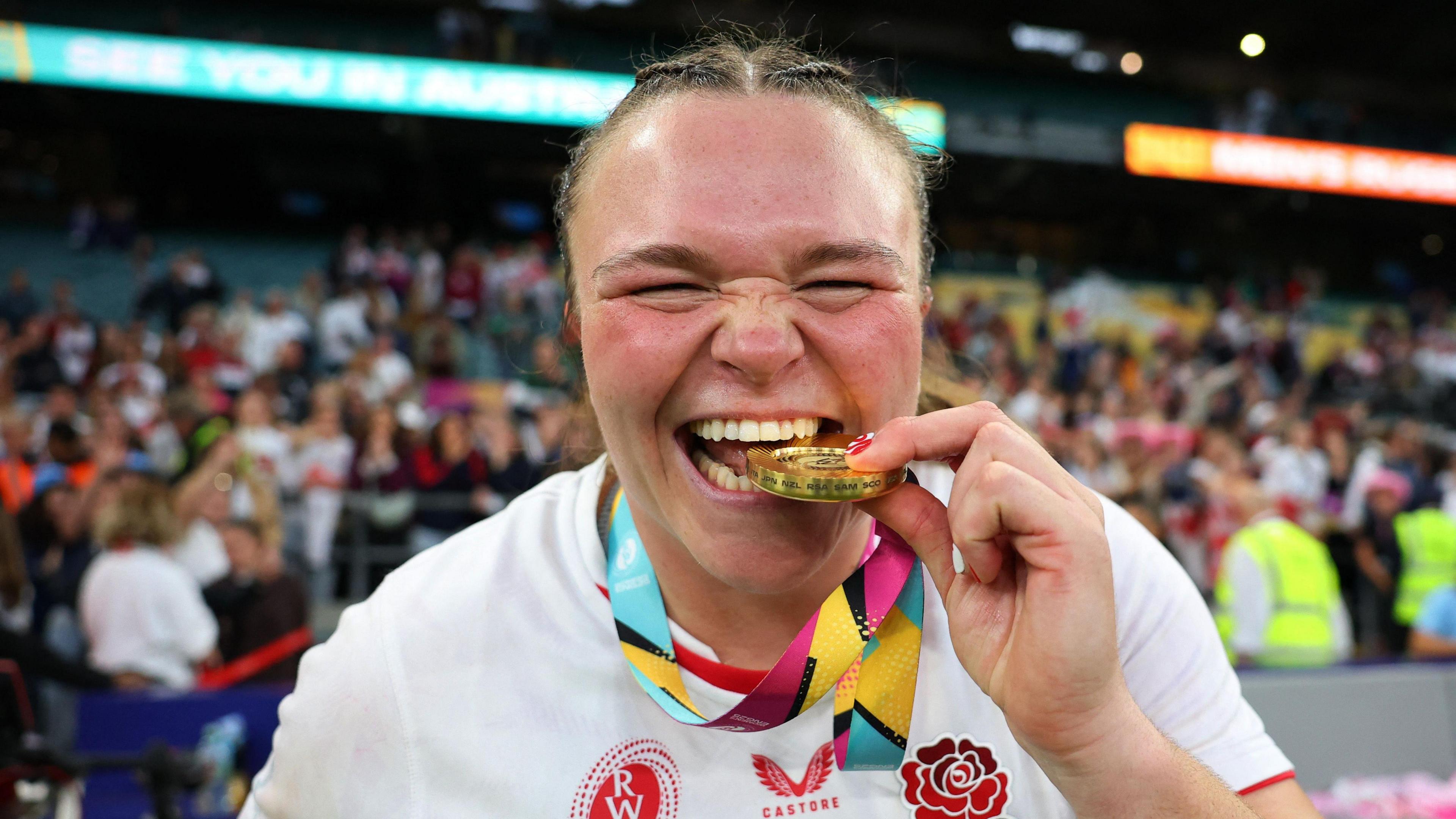 Sarah Bern bites her World Cup medal between her teeth