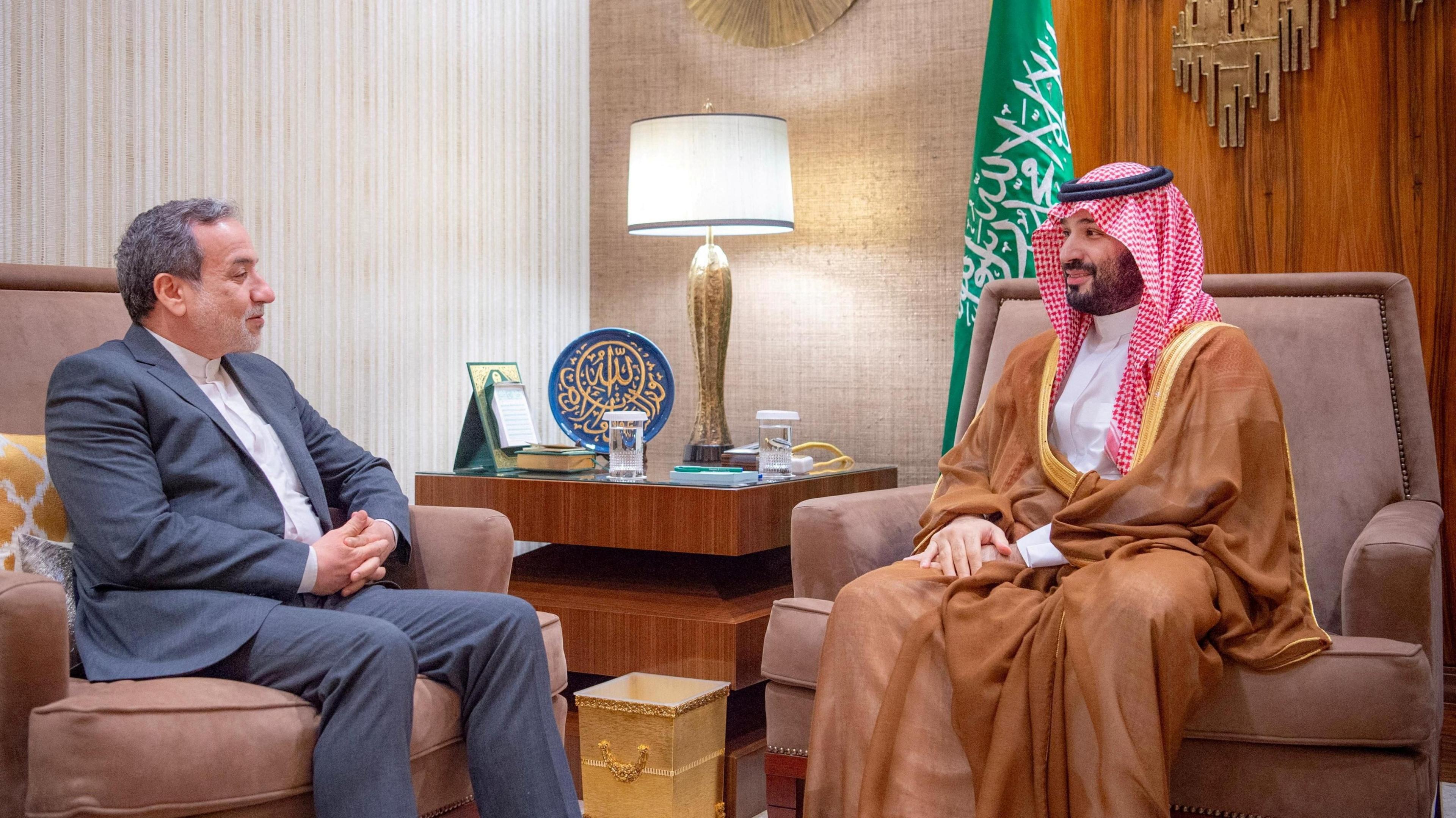 File photo showing Iranian Foreign Minister Abbas Araghchi (L) speaking to Saudi Crown Prince Mohammed bin Salman (R) in Riyadh, Saudi Arabia (9 October 2024)