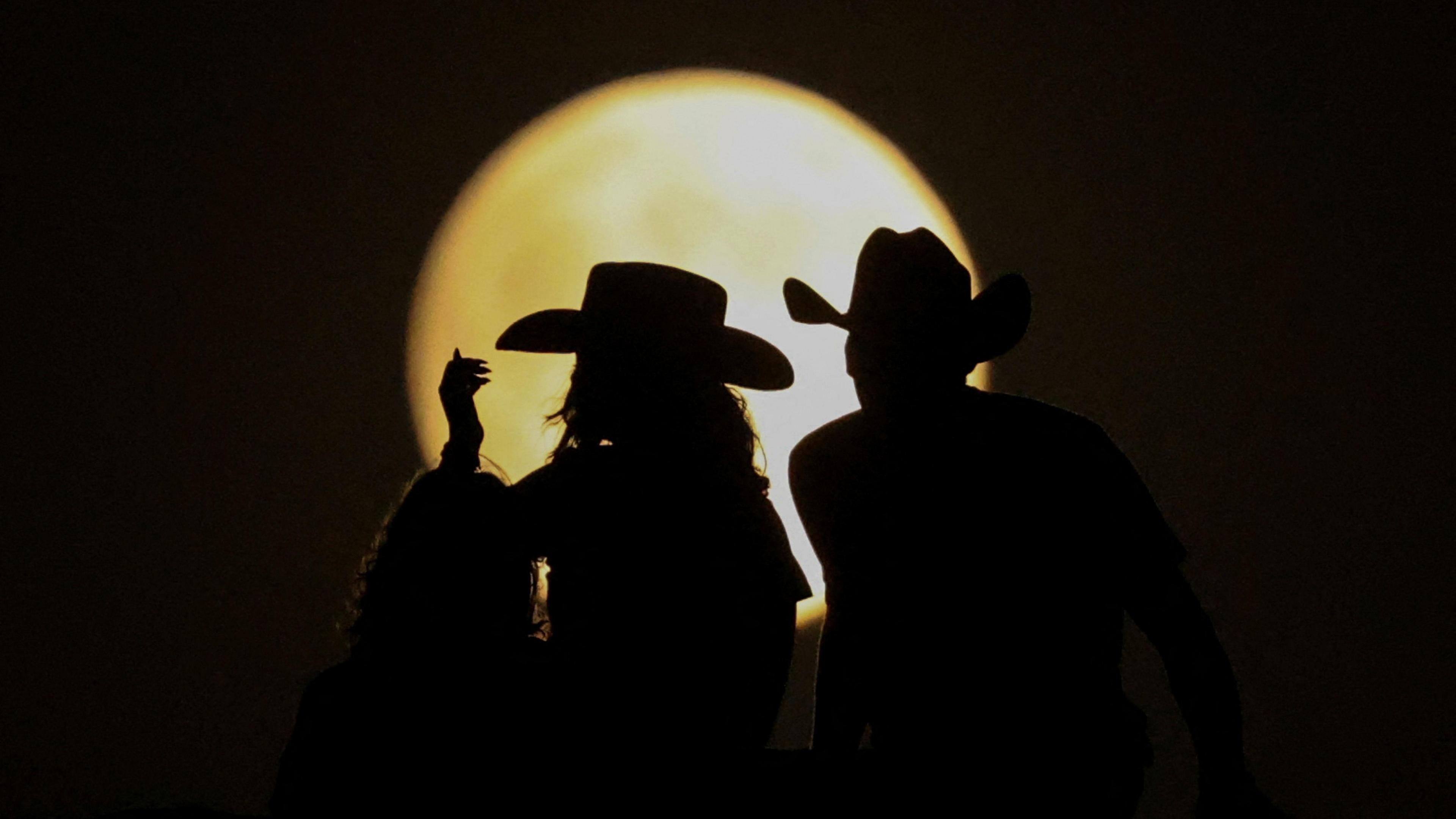 lunar eclipse silhouettes of people