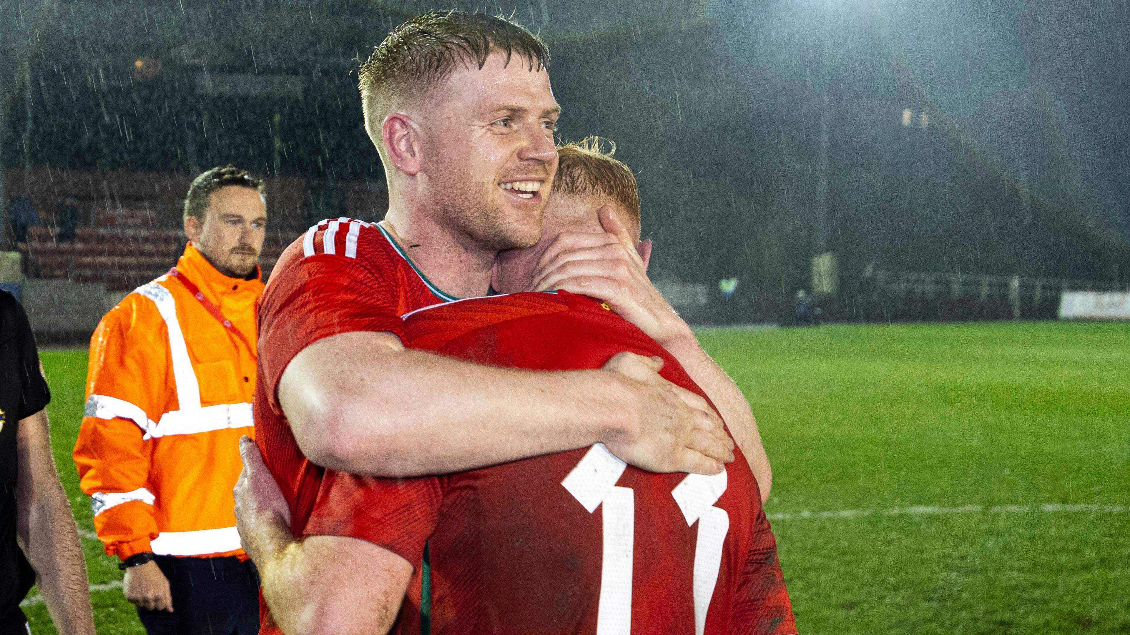 Emlyn Lewis yn dathlu buddugoliaeth Cymru C o 4-0 yn erbyn Lloegr yn Llanelli yn 2022