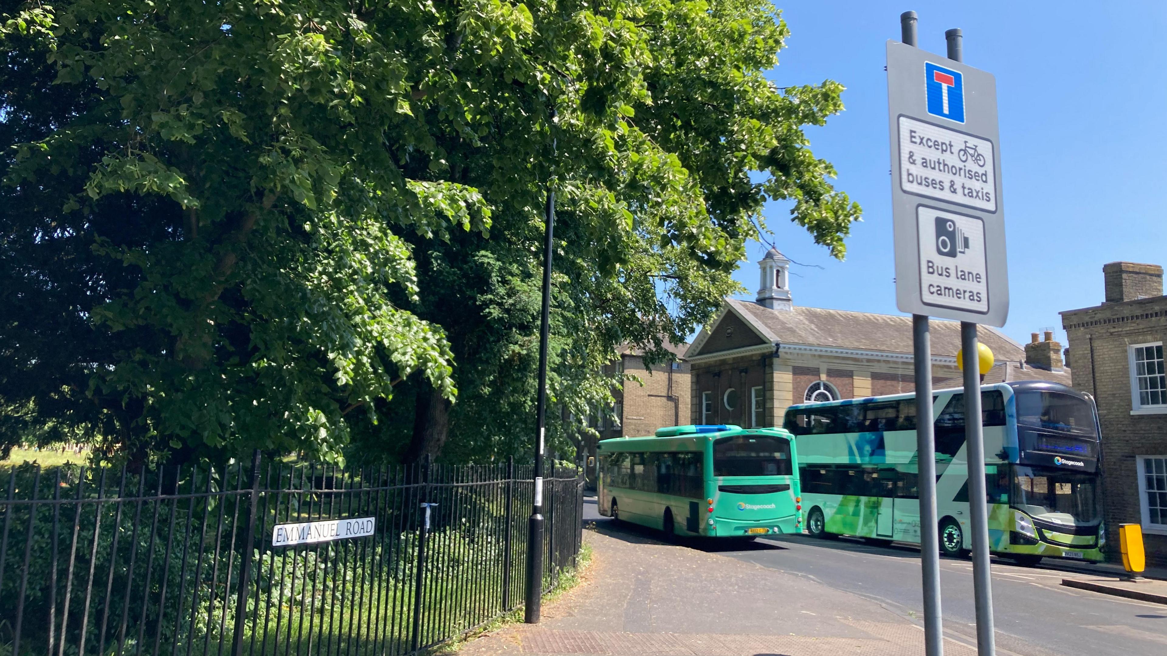 Two buses by Emmanuel Road in Cambridge