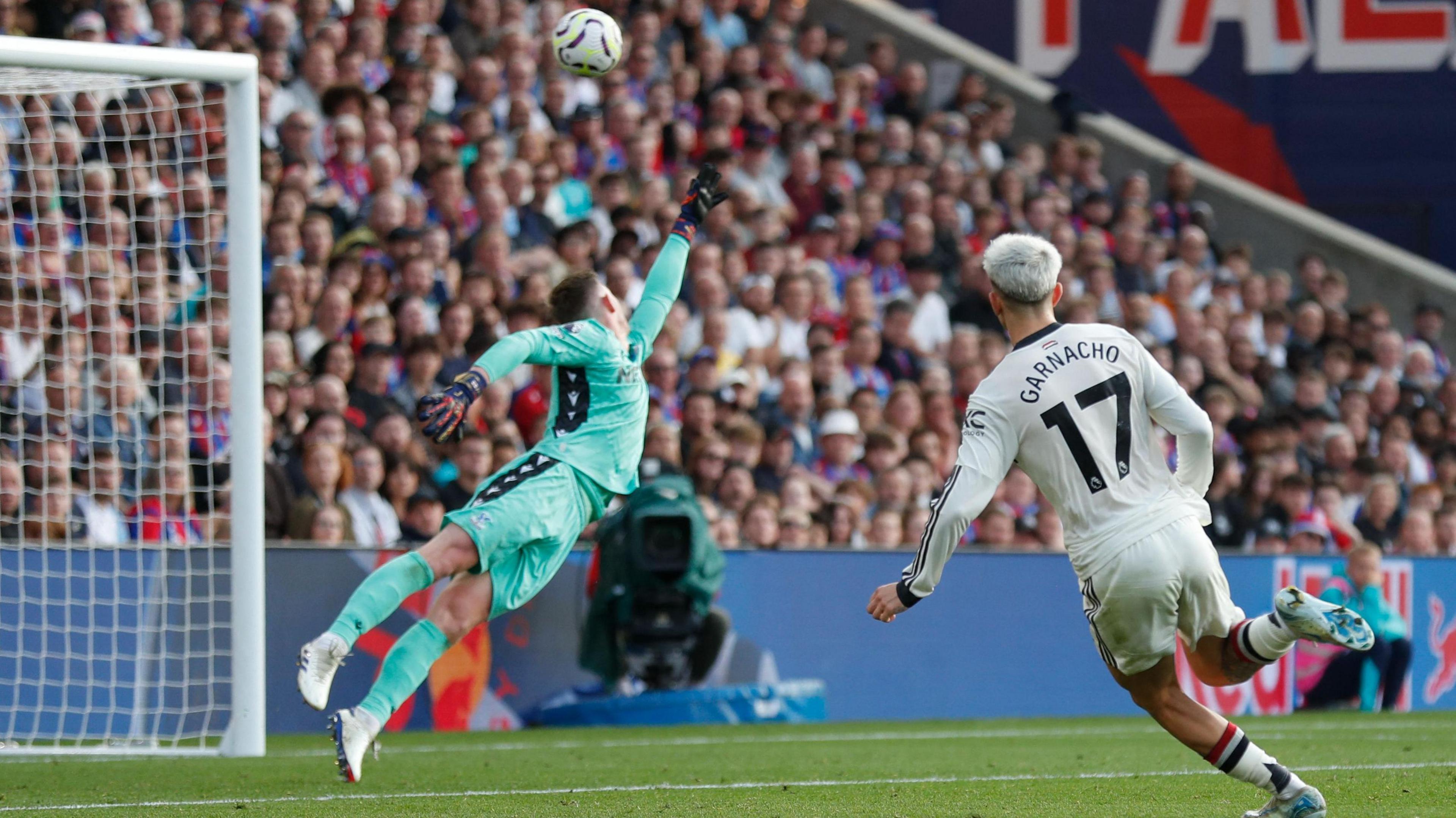 Manchester United's Alejandro Garnacho hits the crossbar against Crystal Palace in the Premier League