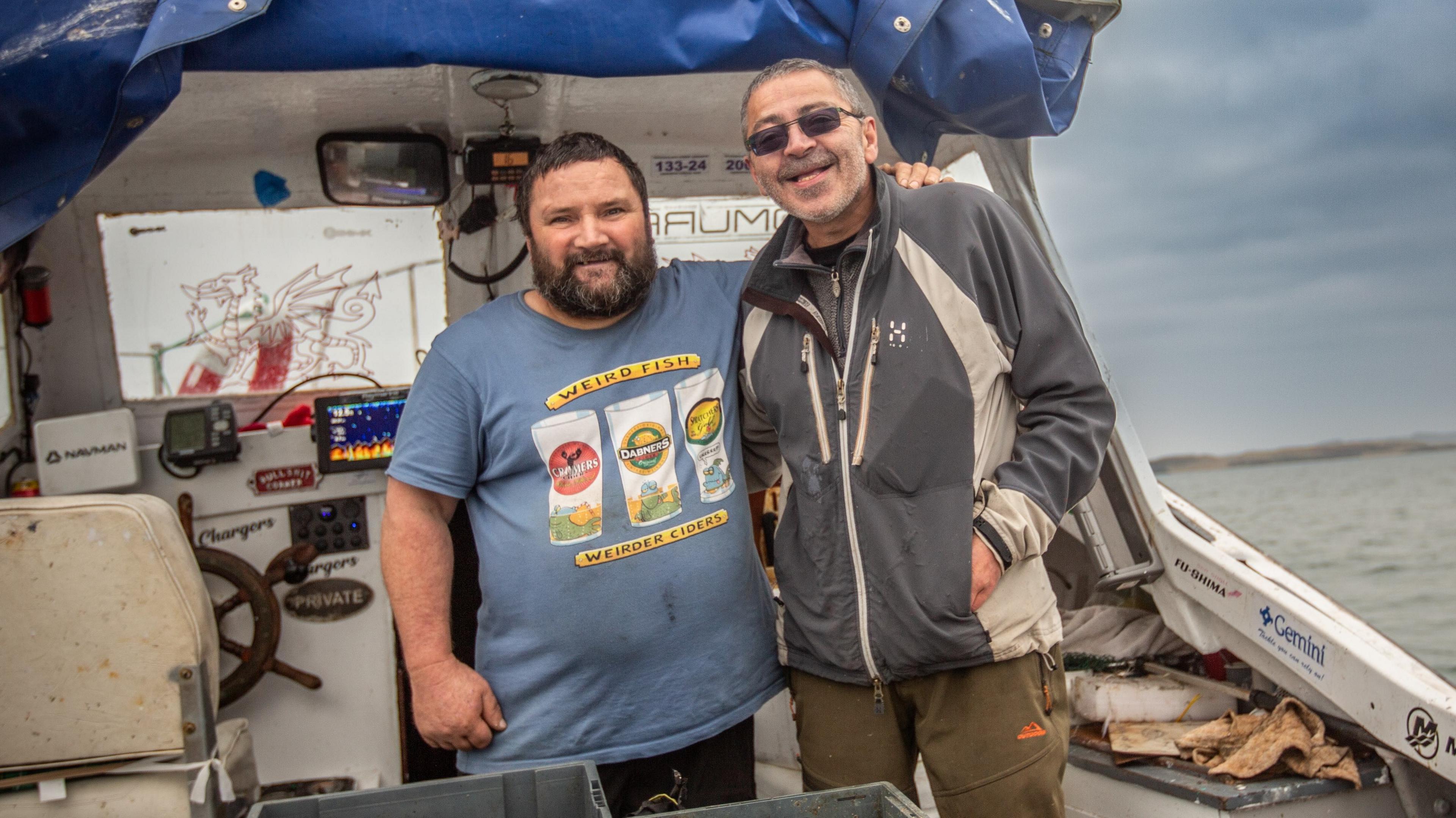 Mae Gari hefyd yn hoff o ddysgu ei ffrindiau i bysgota. Dyma Gari a'i ffrind Rhys