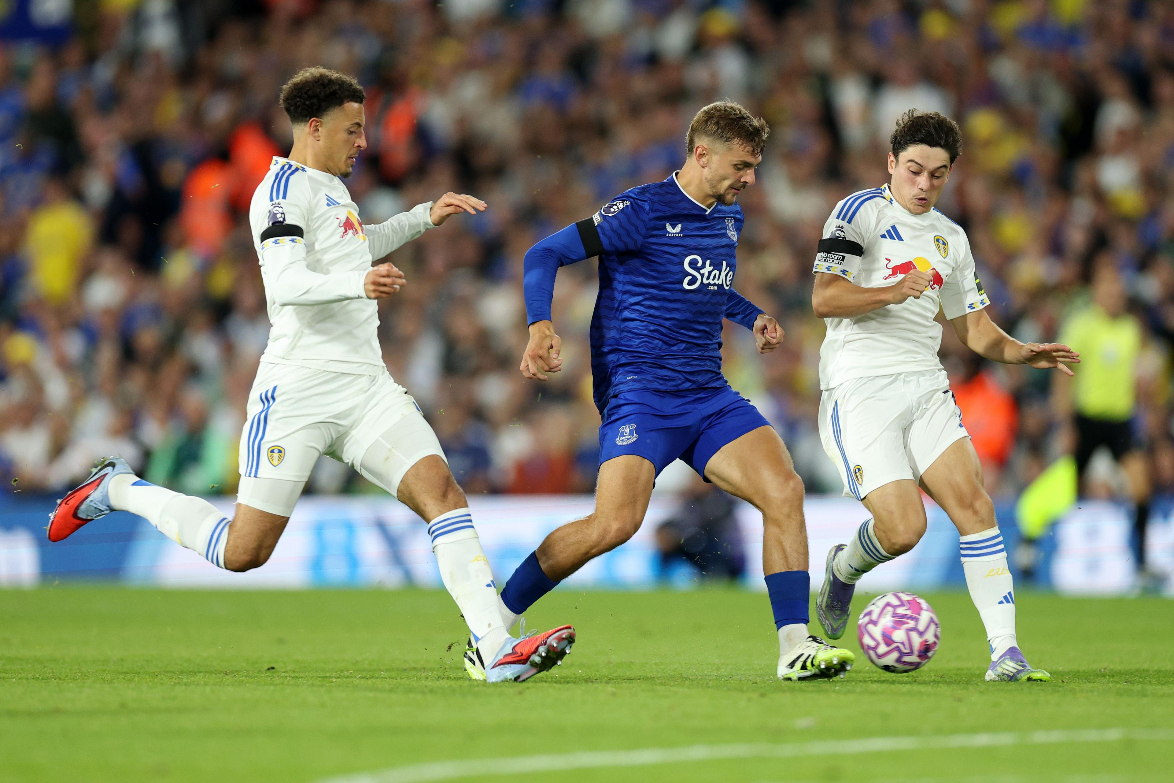 Kiernan Dewsbury-Hall of Everton runs with the ball while under pressure from Ethan Ampadu (L) and Daniel James
