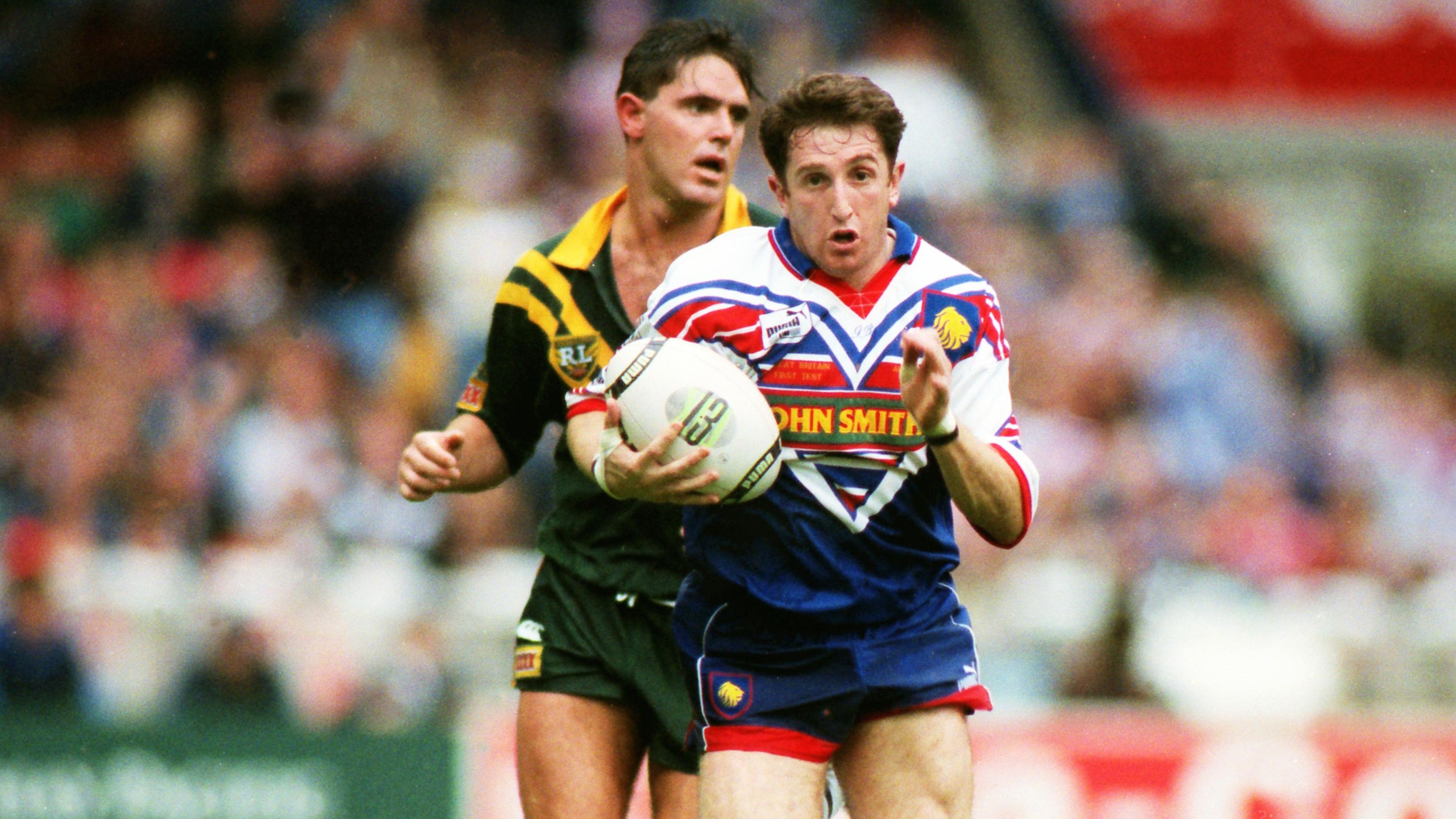 Jonathan Davies runs with the ball, as Australia's players trail behind him