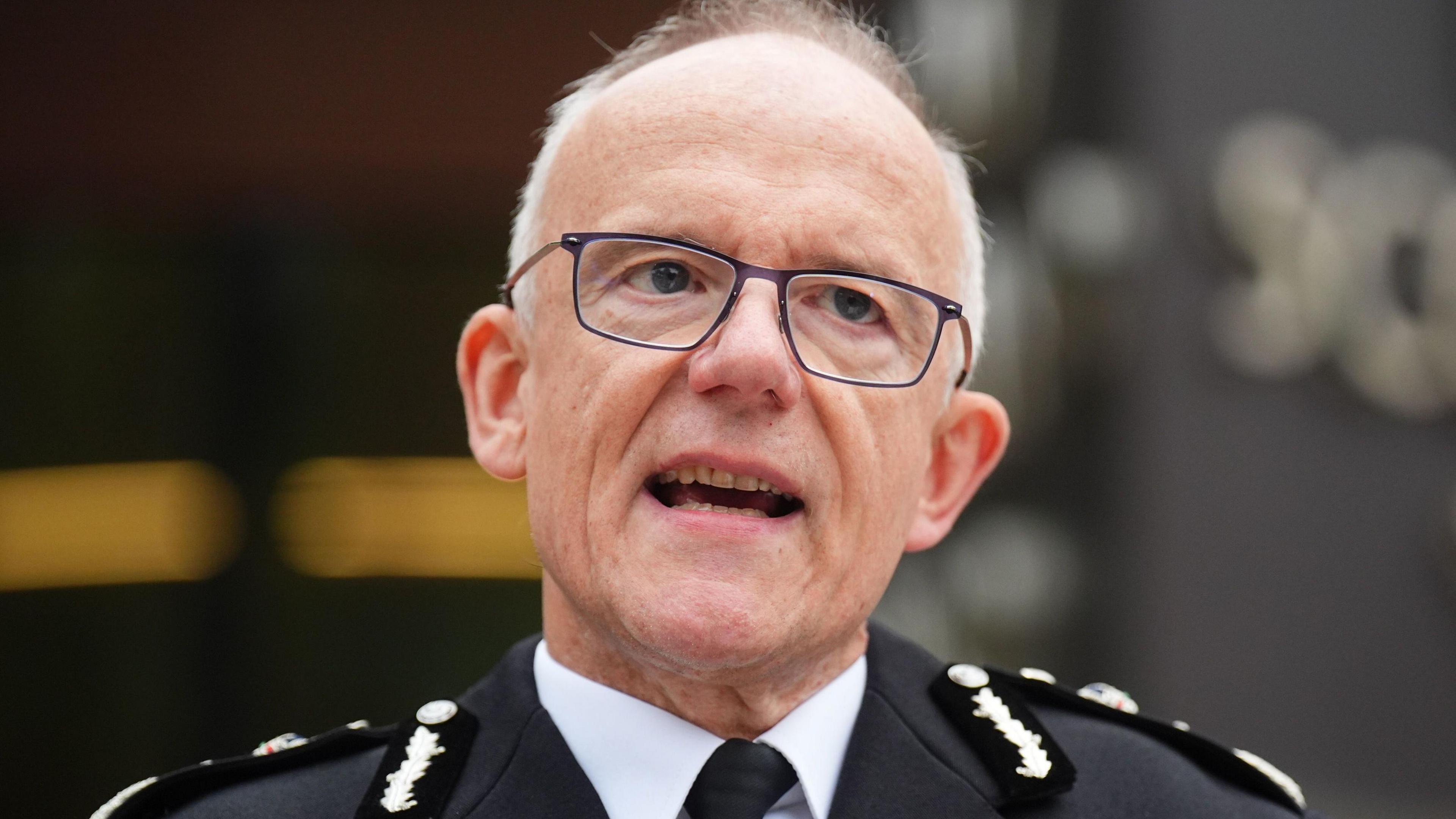 Komisioneri i Policisë Metropolitane, Sir Mark Rowley, me uniformë, duke qëndruar jashtë Scotland Yard.