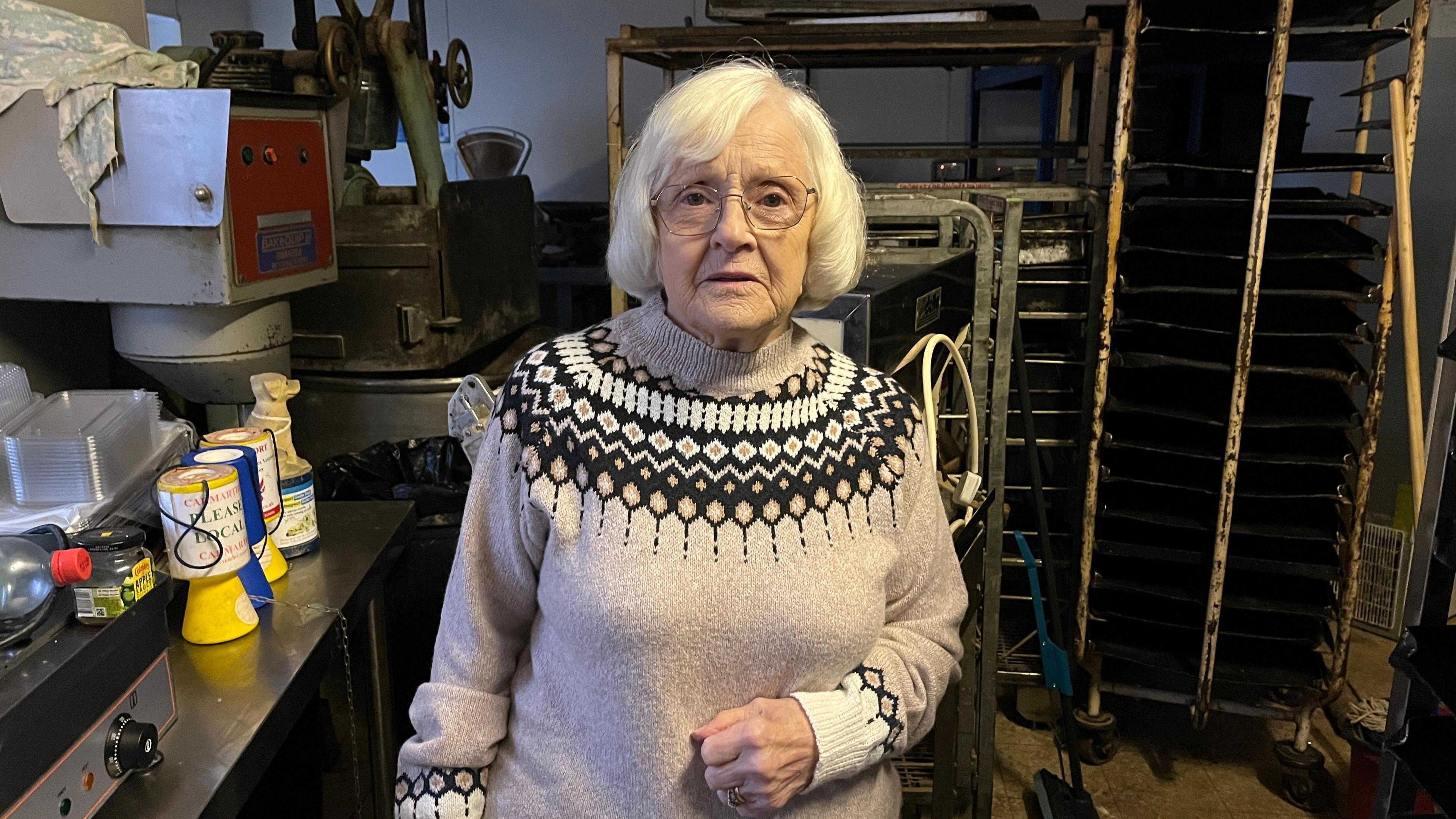 Llun o Sheila Phillips yn y becws