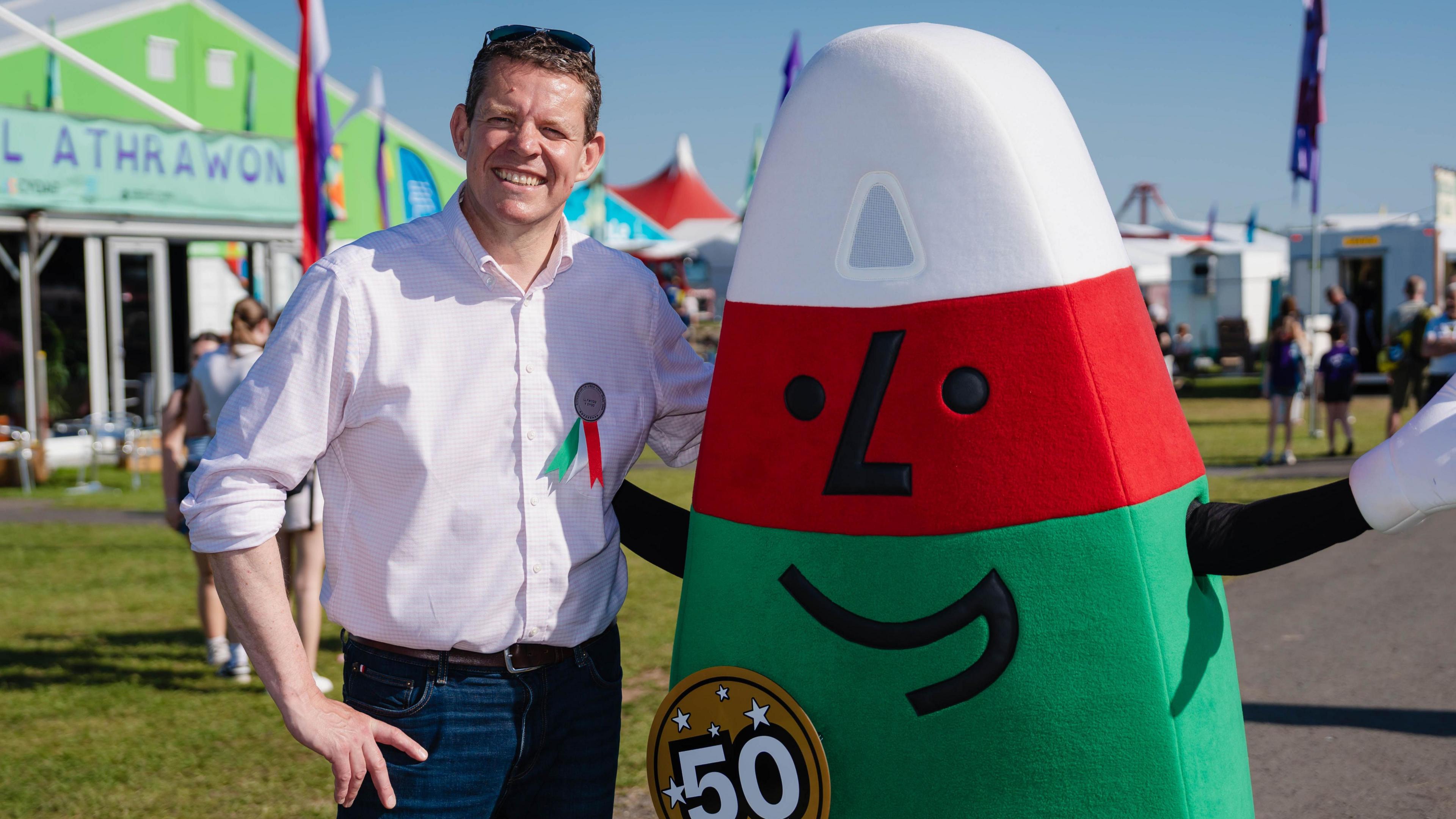 Rhun ap Iorwerth gyda Mr Urdd ar y maes