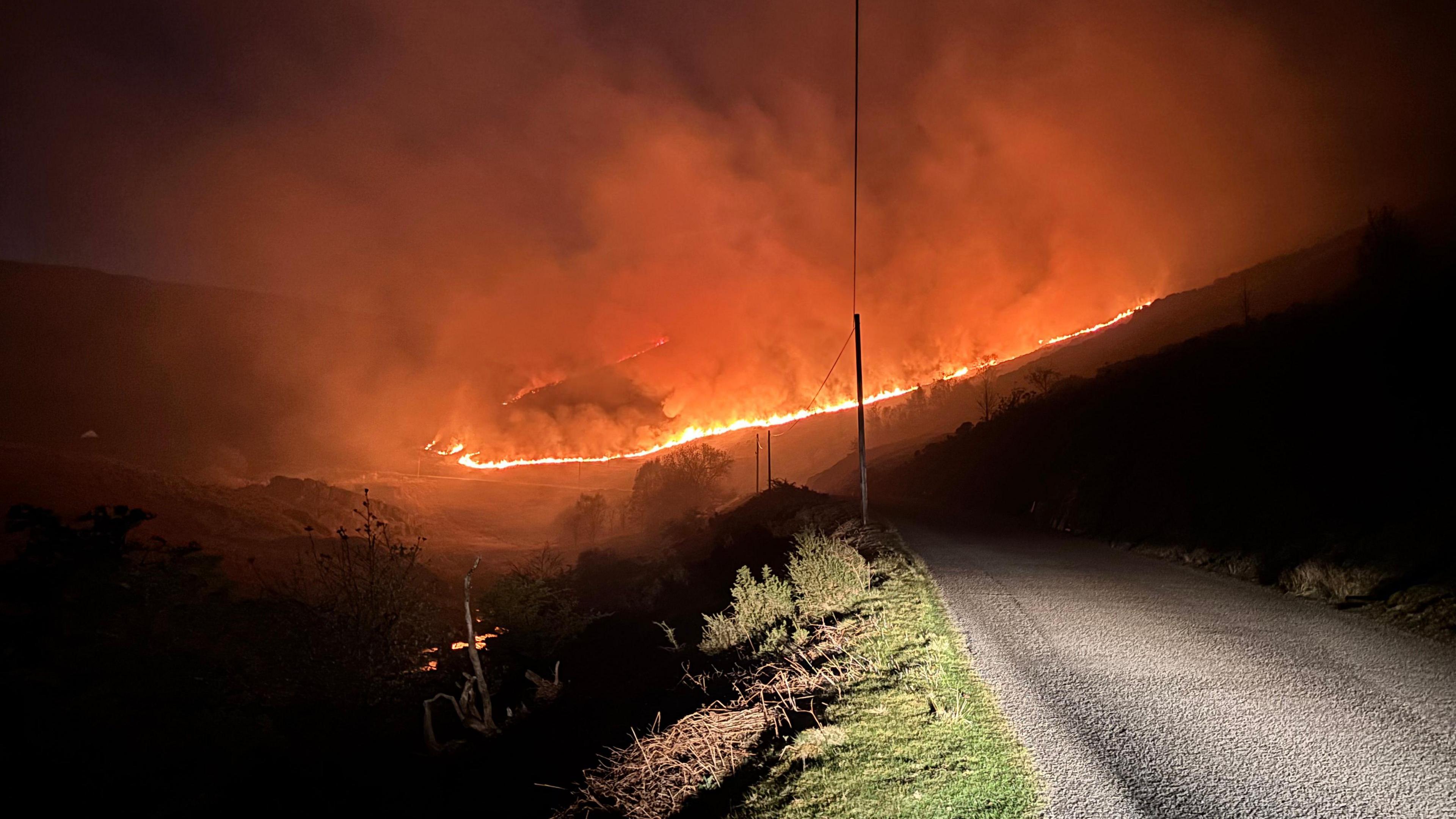 Tân ar ochr mynydd yn ardal Cwm Elan