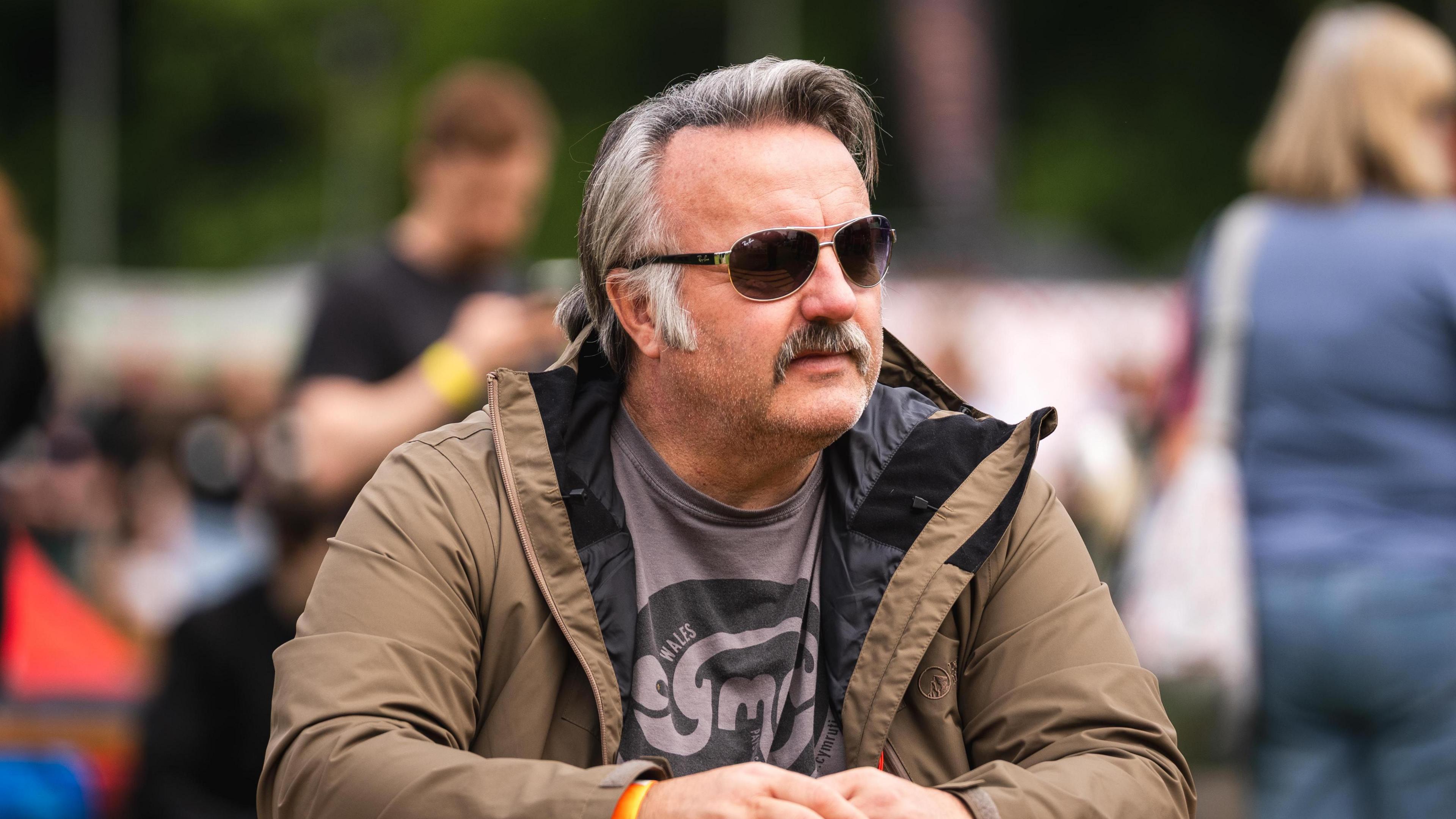 Mike Bubbins yn mwynhau'r ŵyl